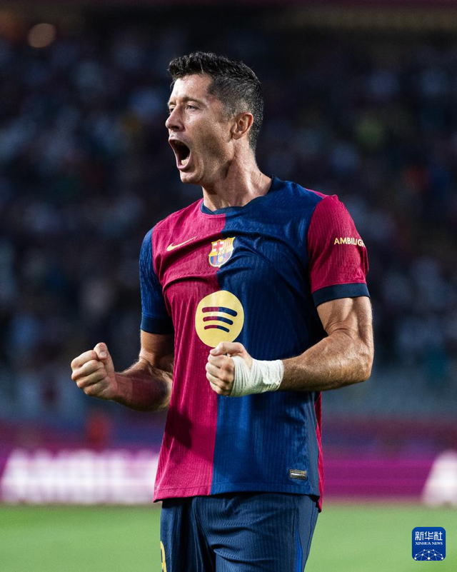 维尼修斯晒观看解放者杯决赛照片，随后庆祝母队弗拉门戈夺冠（维尼修斯晒解放者杯决赛观赛照，赛后为母队弗拉门戈登顶庆祝）