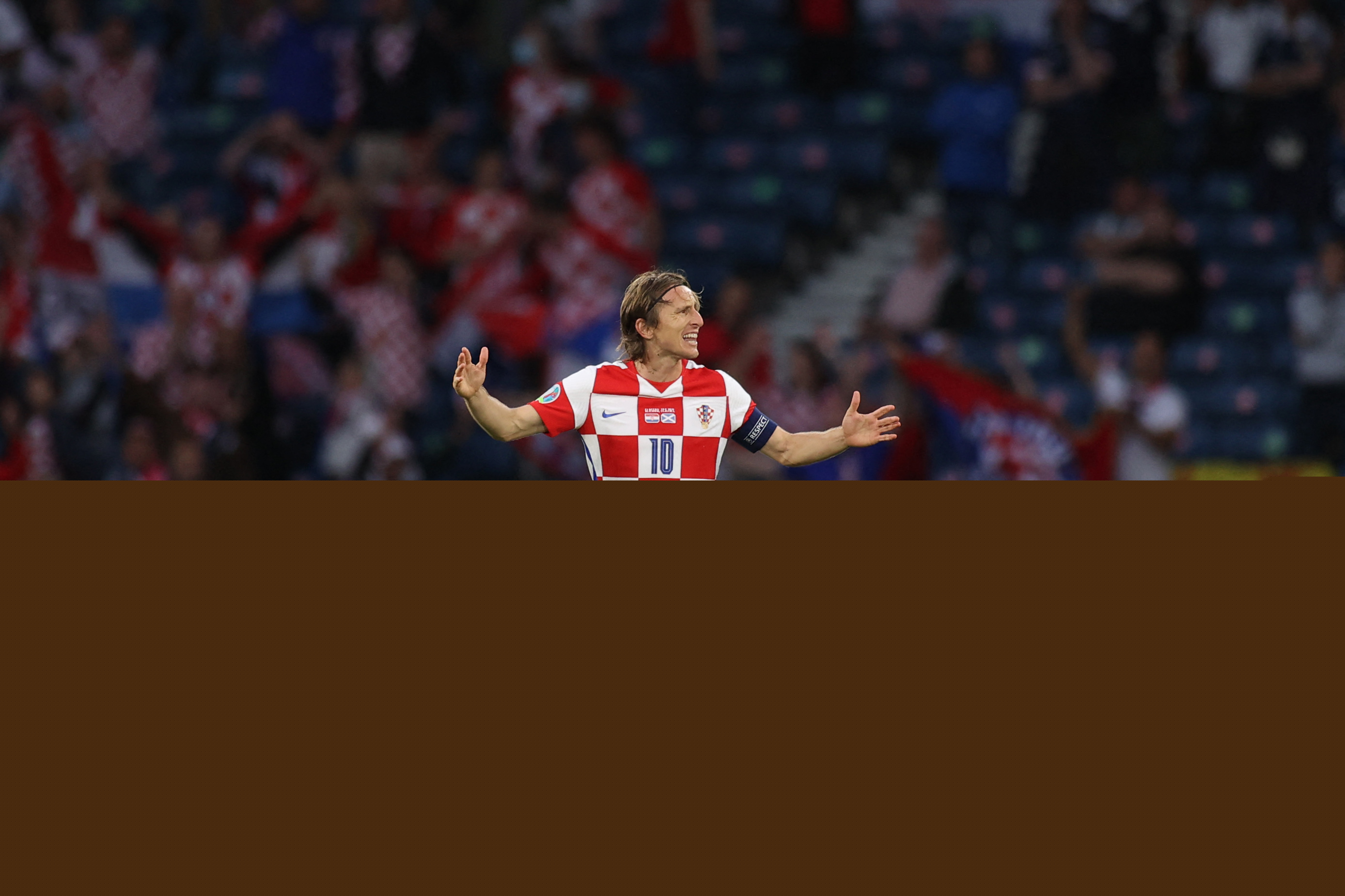 曼联追逐塞梅尼奥：加纳前锋是否准备好迈出下一步？（曼联有意塞梅尼奥：加纳前锋是否已准备迈向更高台阶？）