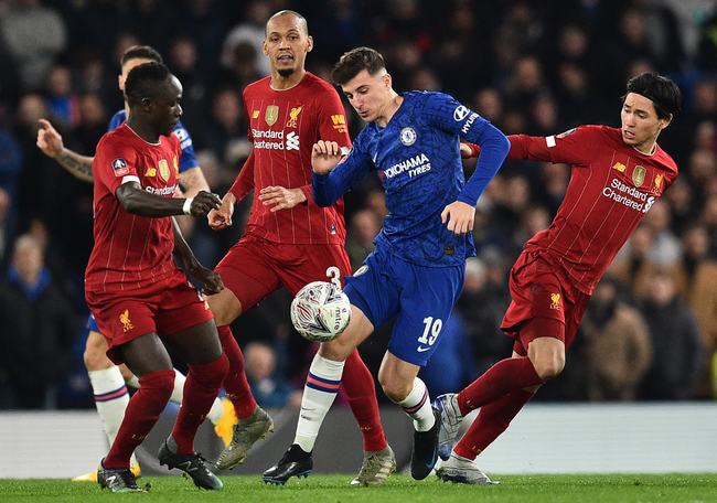 曼联客场对阵狼队，若取胜可追平切尔西，升至第六。狼队近期状态差，曼联实力占优，有望全取三分。（曼联客战狼队：胜则追平切尔西升至第六，狼队近况低迷，红魔有望全取三分）