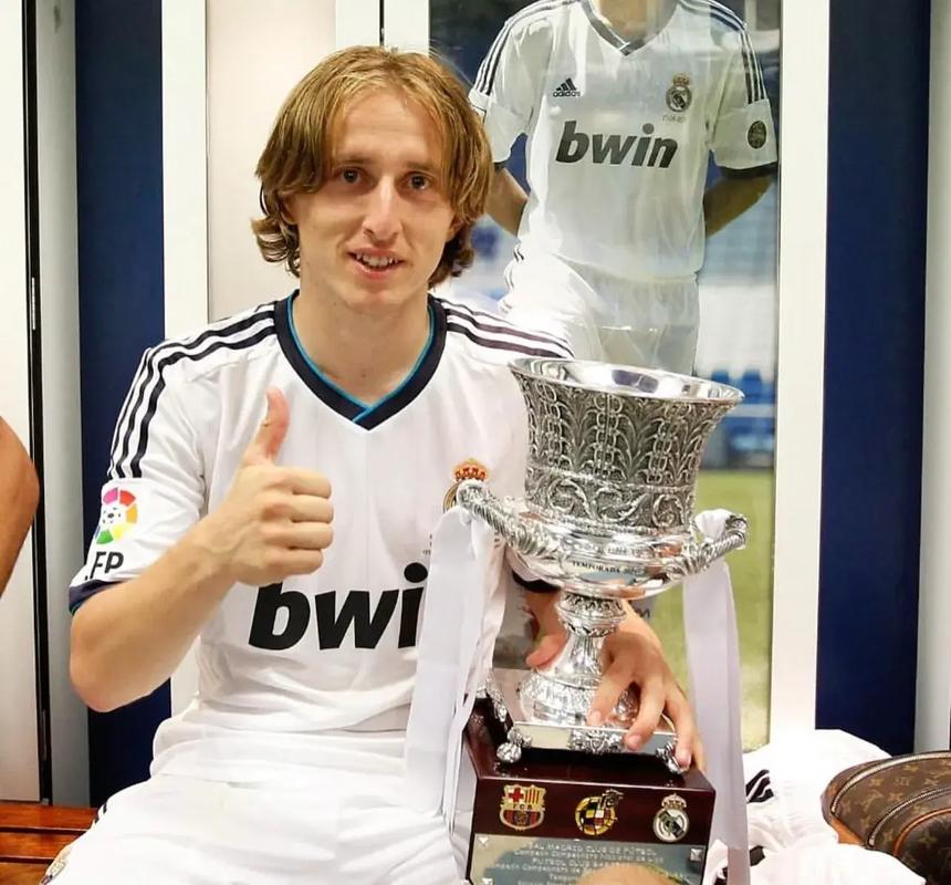 都体：DV9肌肉不适但伤情不重，保险起见周末联赛会替补（都体：DV9肌肉轻微不适，周末联赛稳妥起见先坐替补）