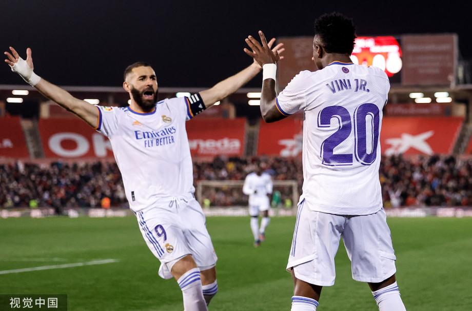 当孔德梅开二度帮助巴萨反超比分时，法兰克福球迷彻底炸了（孔德双响助巴萨实现反超，法兰克福看台瞬间炸锅）