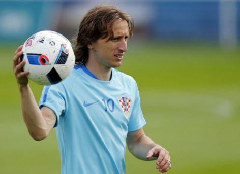 巴恩斯准三双难救主，布朗30+8+5白帝6记三分，绿军力克猛龙5连胜（巴恩斯准三双难挽败局，布朗30+8+5携白帝6记三分，绿军击退猛龙豪取五连胜）