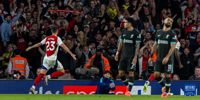 球星关键球命中后转身太霸气（球星命中关键一投后回身尽显霸气）